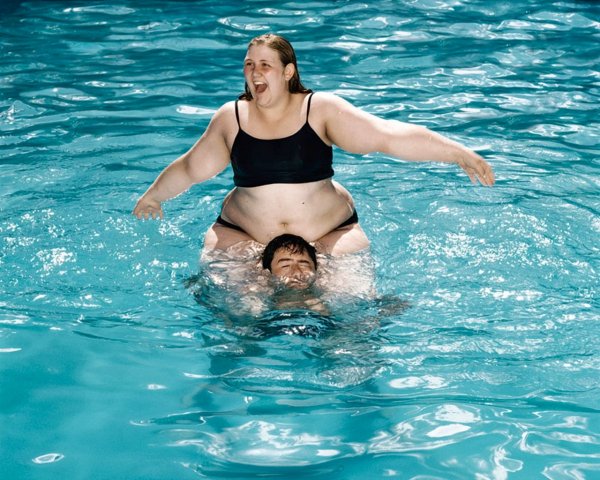 Толстушки в тельняшках на море