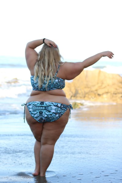 Полные люди на пляже