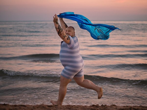 Карикатура женщина на пляже