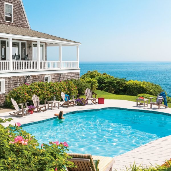 Дом с бассейном у моря