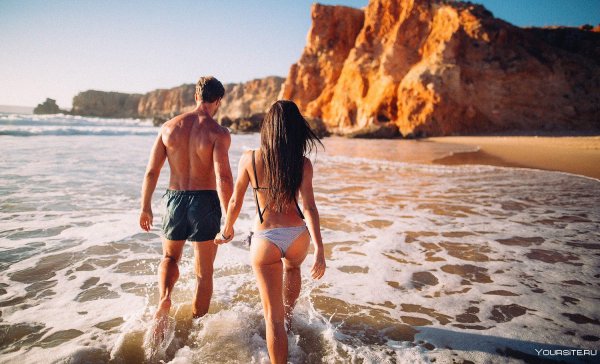 Женщина на берегу моря