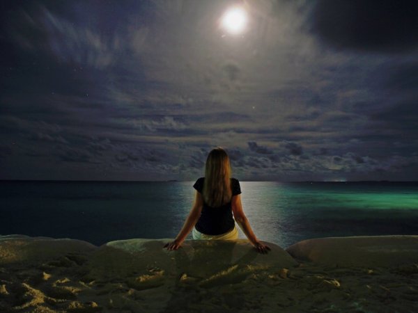 Девушка на море со спины