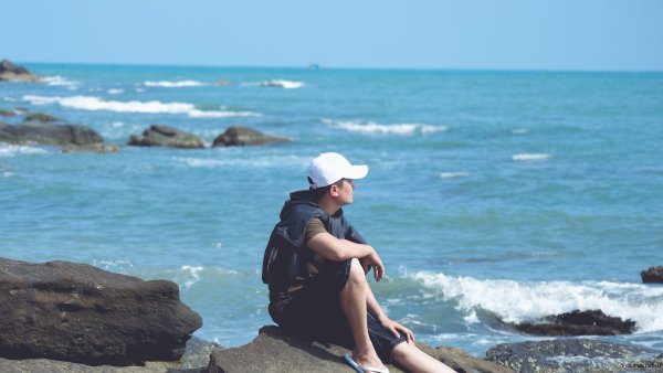 Мужчина на берегу моря