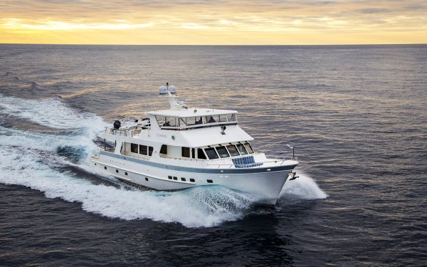 Катер по океану