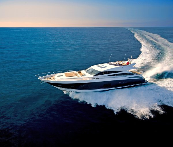 Яхта в море