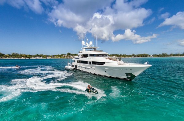 Яхта остров