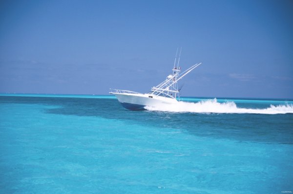 Катер в океане