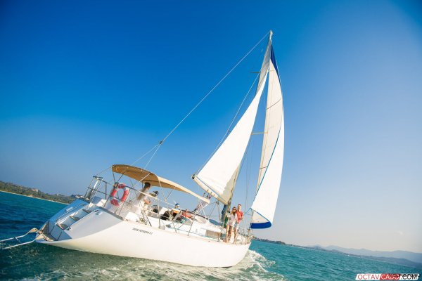 Прогулочная яхта