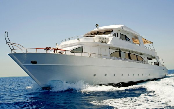 Катер в море