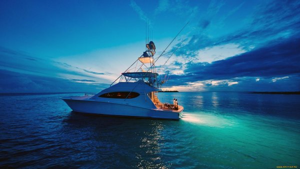 Парусная яхта на закате