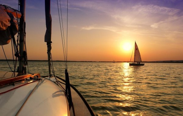 Яхта в море