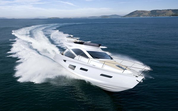 Красивая белая яхта