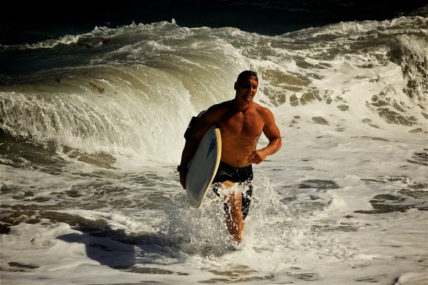 Парень на море