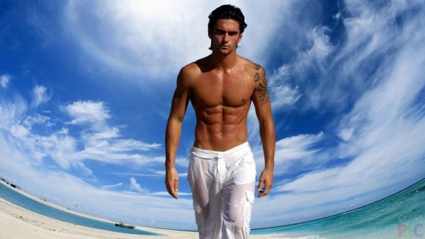 Парни на пляже