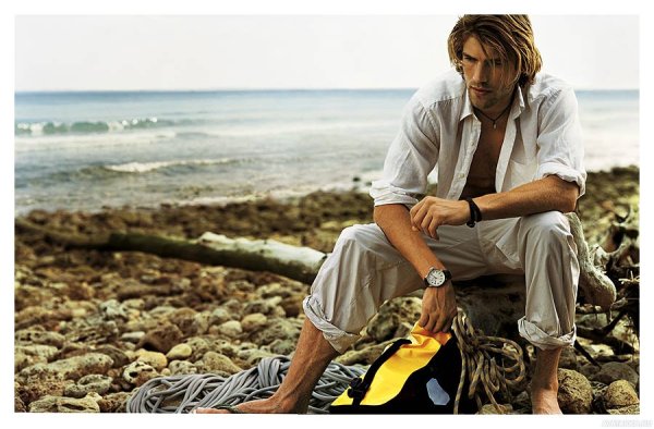 Парень на море