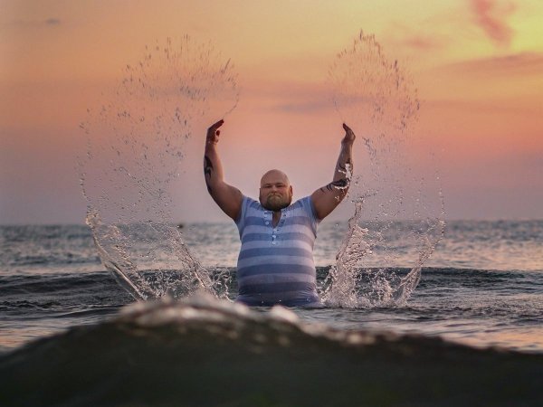 Мужчина на фоне моря