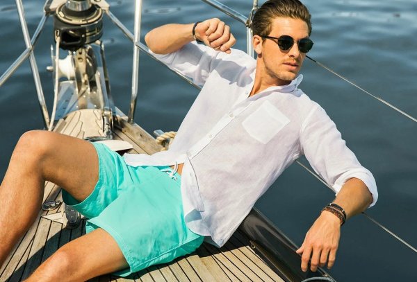 Парни в шортах