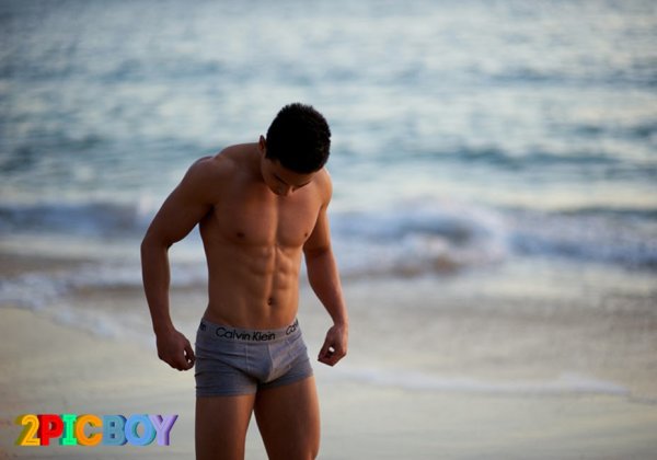 Парень на берегу моря