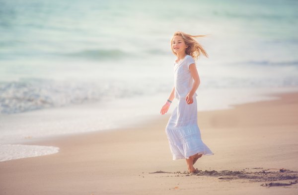 Счастливая девочка на море