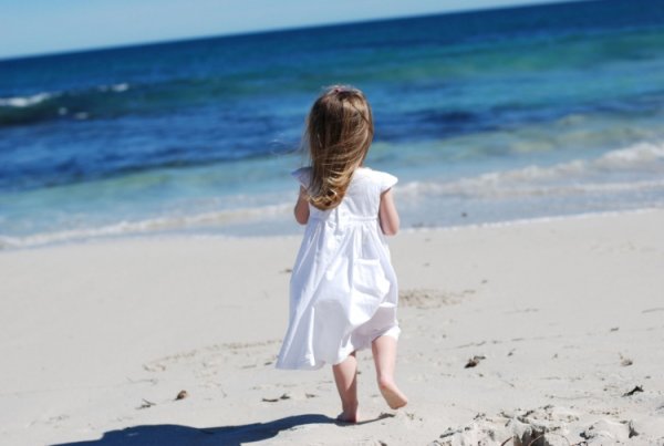 Красивые маленькие девочки у моря