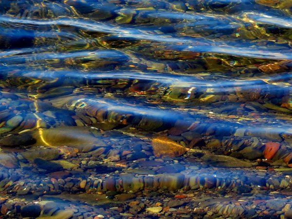 Вода река море