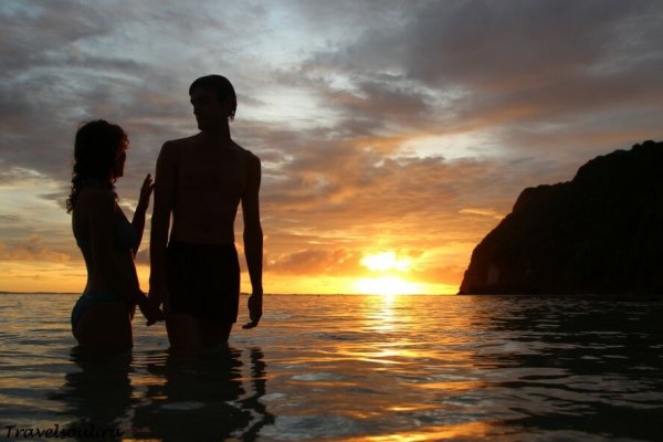 Двое на рассвете у моря