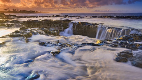 Водопад в море