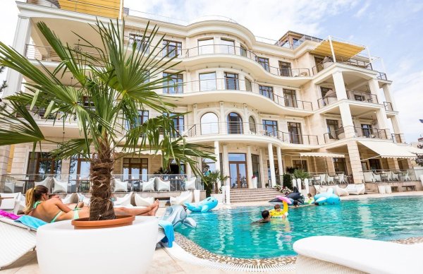 Море с отелем