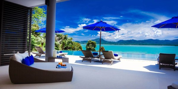 Шикарная спальня с видом на море