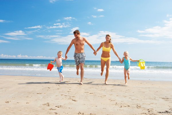 Счастливая семья на море
