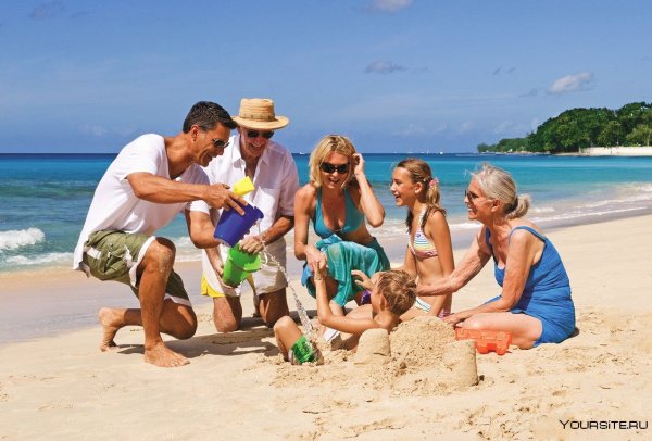 Счастливая семья на море