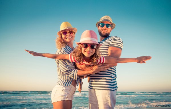Семья на пляже