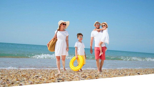 Семья с двумя дочками