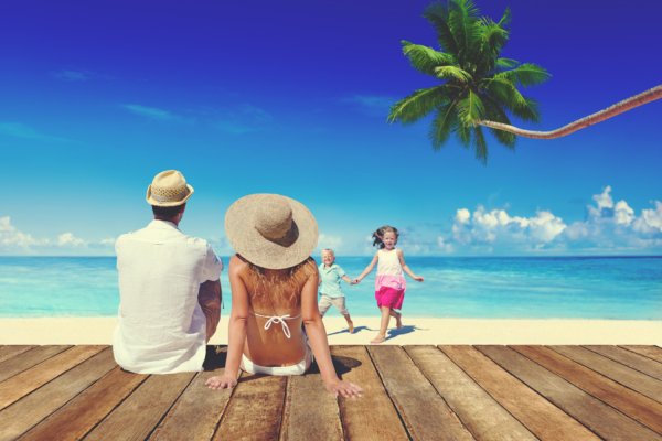 Счастливая семья на отдыхе