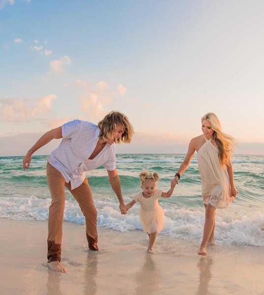 Счастливая семья на пляже