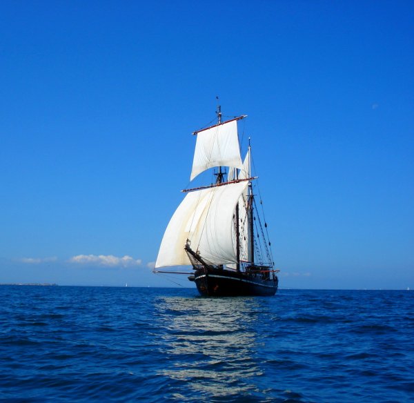 Корабль в море гуашью