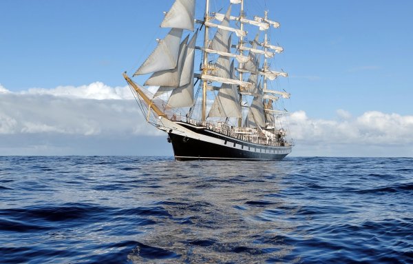 Корабль в море