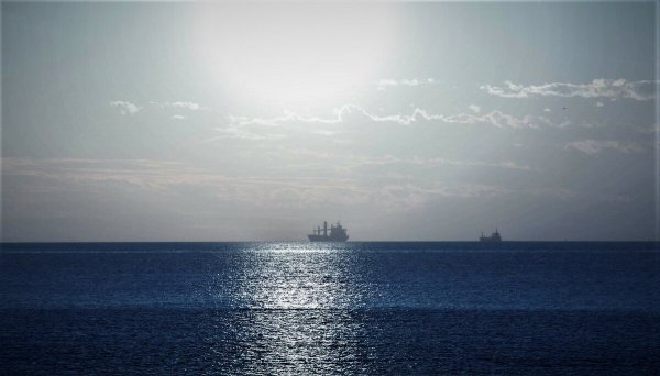 Девушка на берегу и корабль