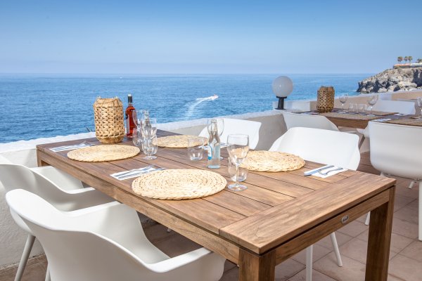 Столик у моря