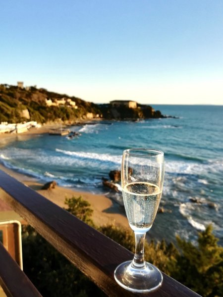 Бокал шампанского на берегу моря