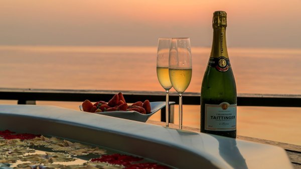 Бокал шампанского на берегу моря