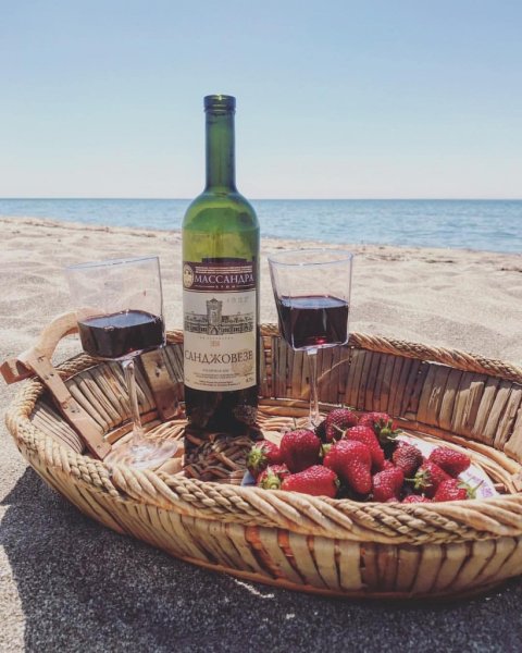 Вино на берегу моря