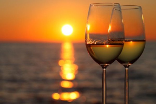 Два бокала и море