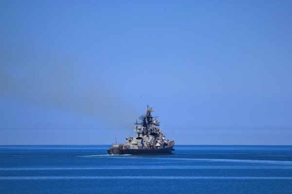 Военный корабль в море