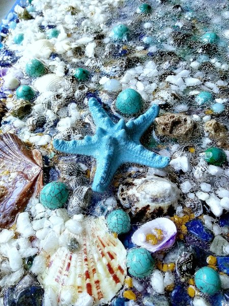 Дельфины выпрыгивают из воды