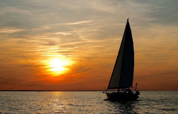 Парусная лодка в море