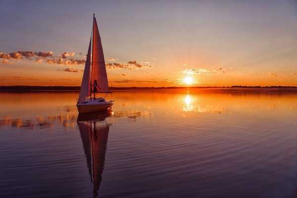Яхта в море на закате