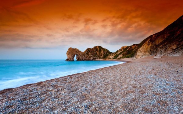 Горы и песчаный пляж