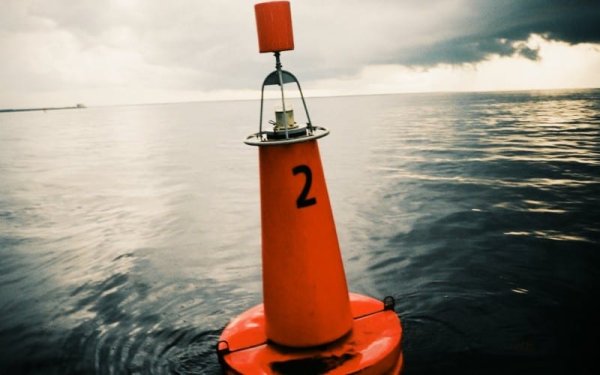 Буйки на море