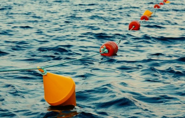 Ограничительные буйки на море